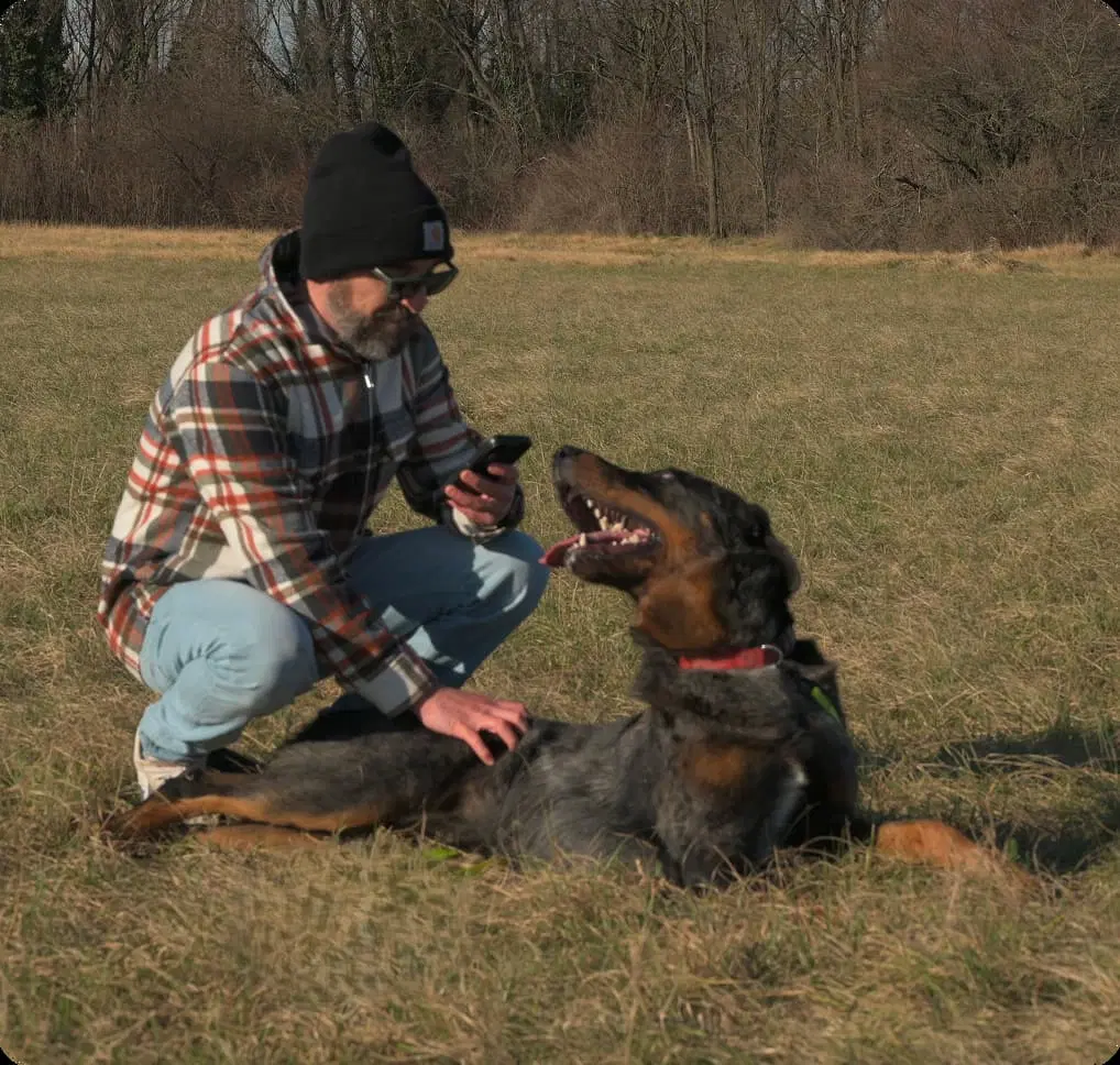 Uomo con smartphone e cane