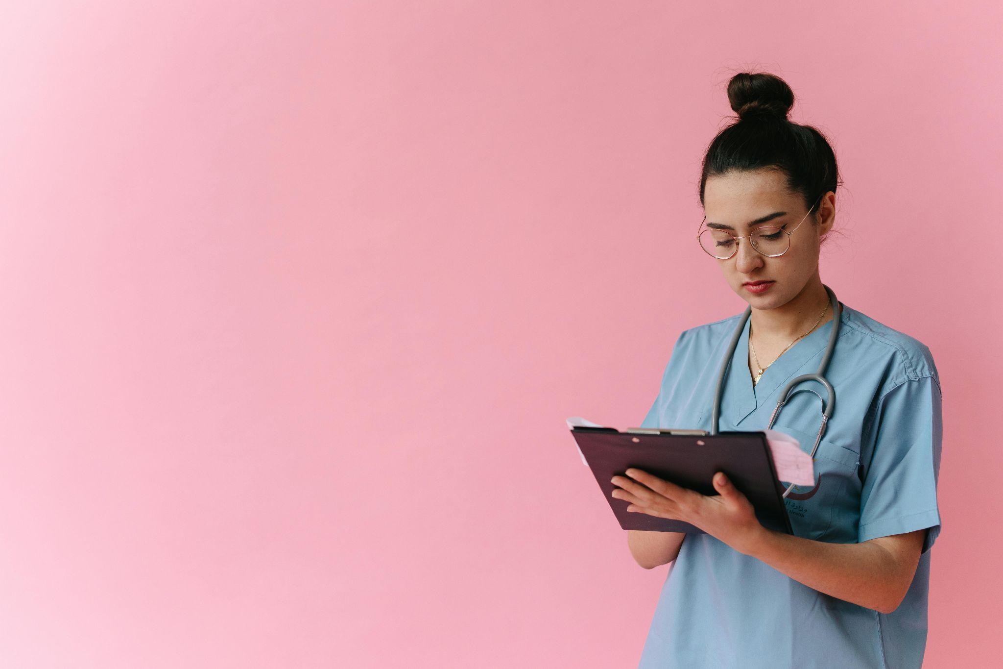Professionista veterinaria compila una cartella clinica
