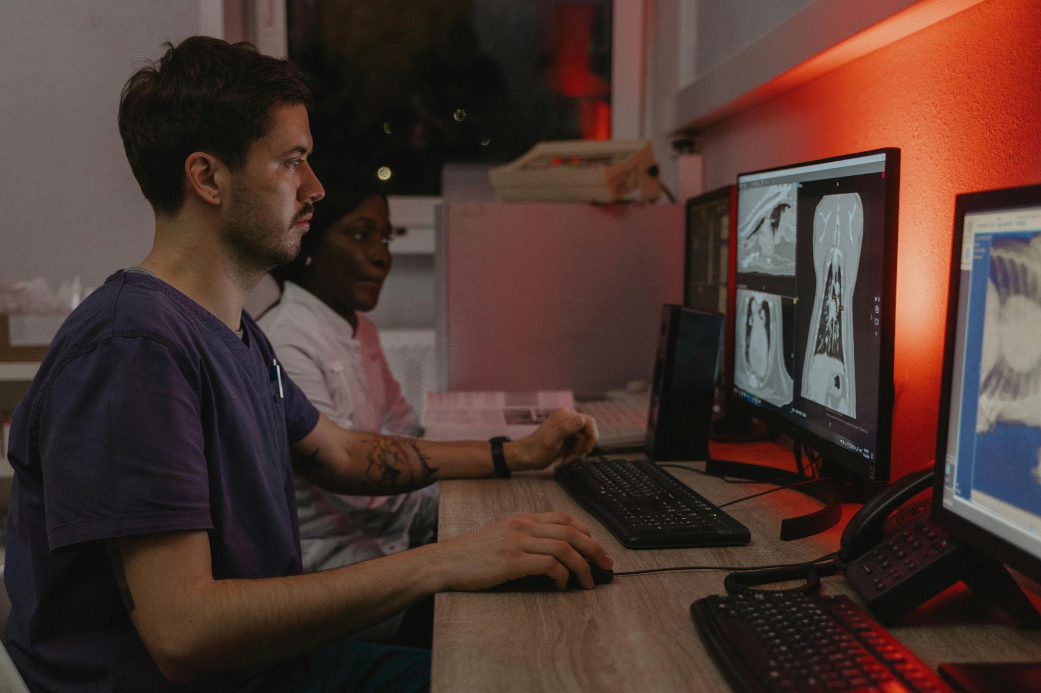 Veterinari osservano immagini diagnostiche al computer